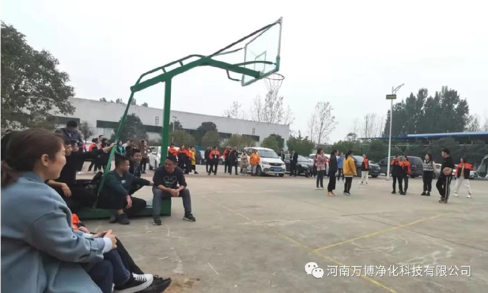 LIPU machinery holds basketball game to endhance the team work .